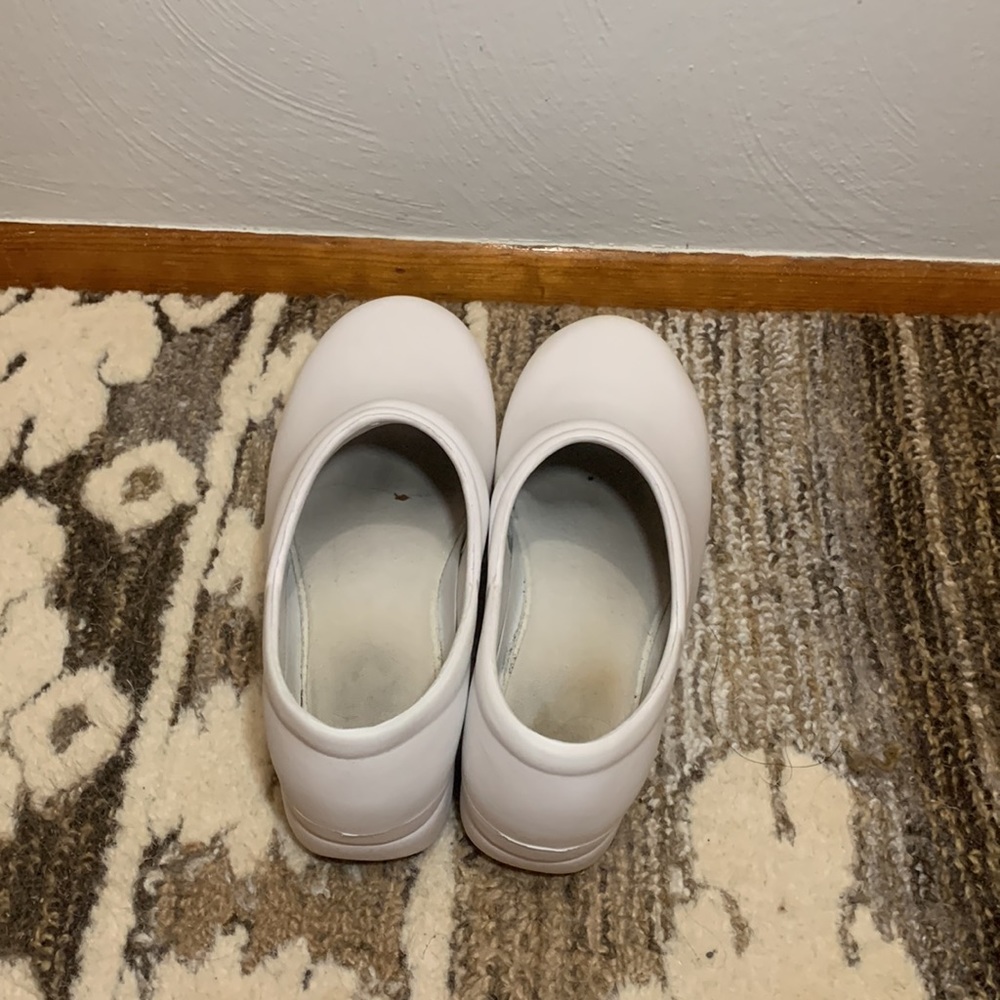 Women’s Slip-Resistant Nurse Clogs - Picture 6 of 8